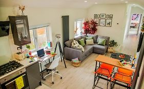 New Cosy & Secure - 2 Bed - Free Wifi - Modern & Functional